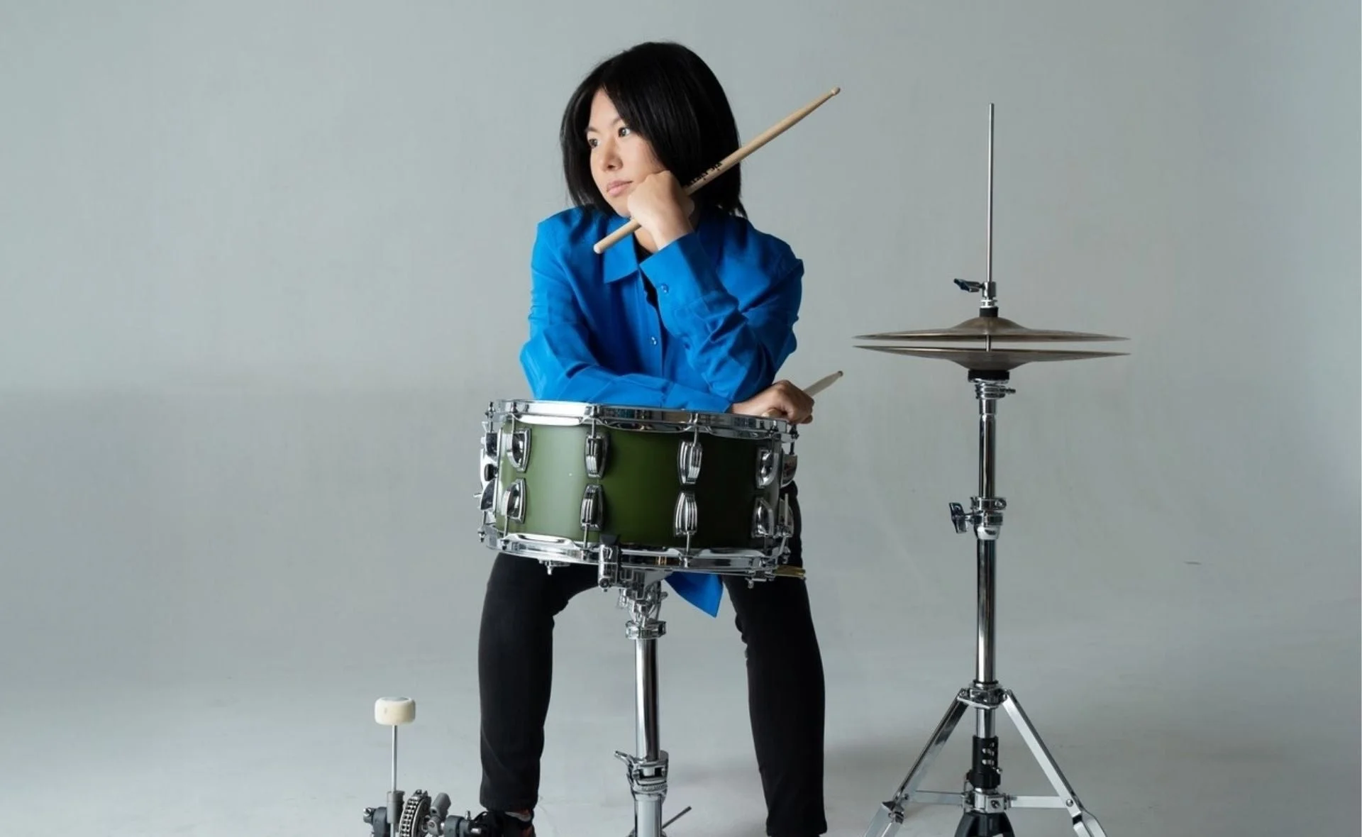 ドラムに寄りかかるYOYOKA氏