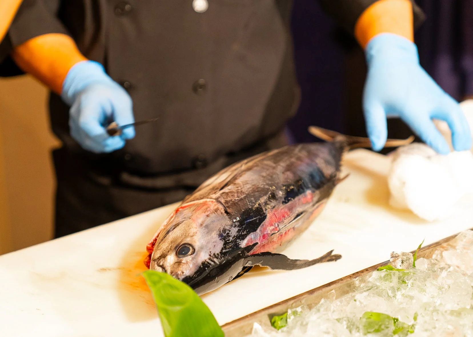 魚を捌く料理人