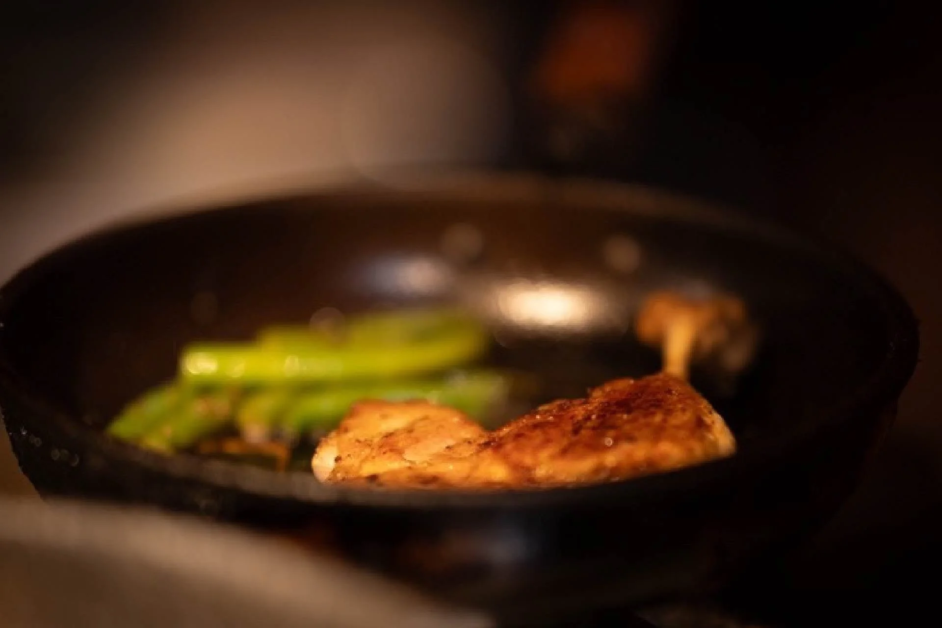 肉と野菜の調理風景