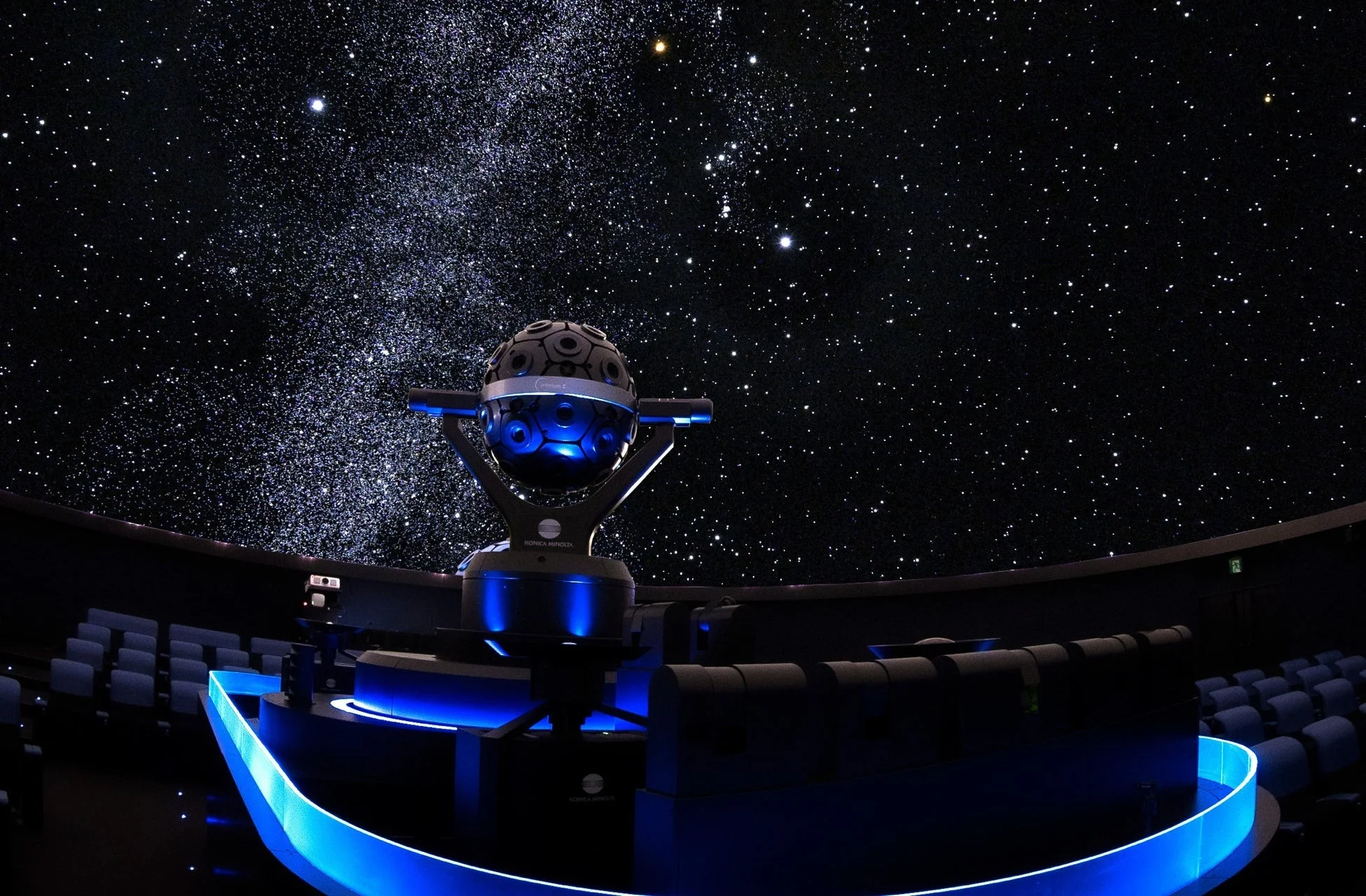 プラネタリウムのドーム内に設置された星空を投影するプロジェクターと座席