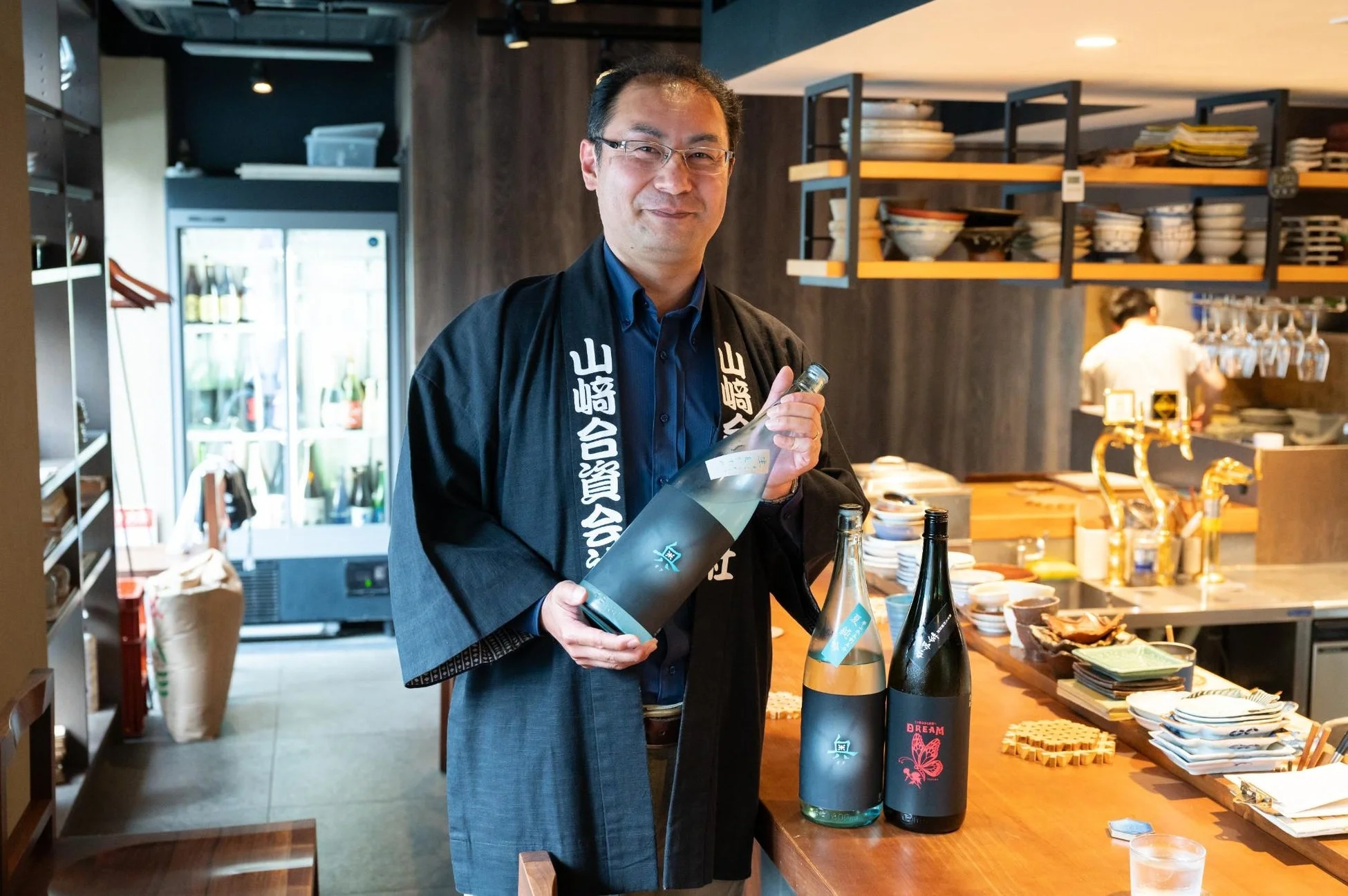 日本酒を持つ男性