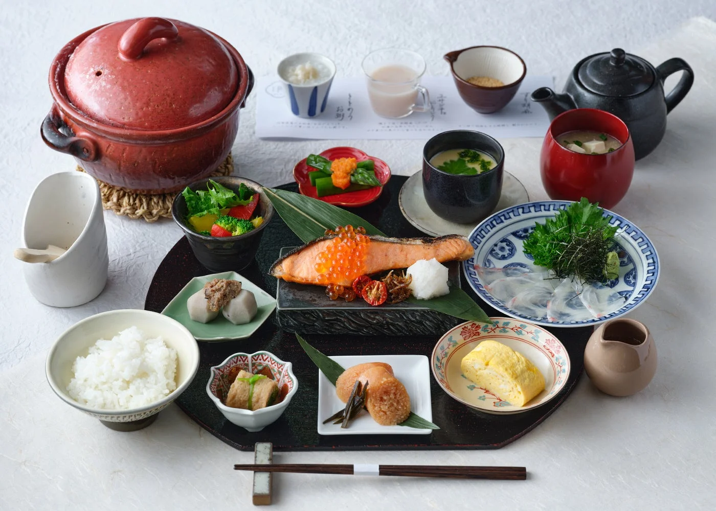 豪華な和定食が黒いお盆に美しく並べられています