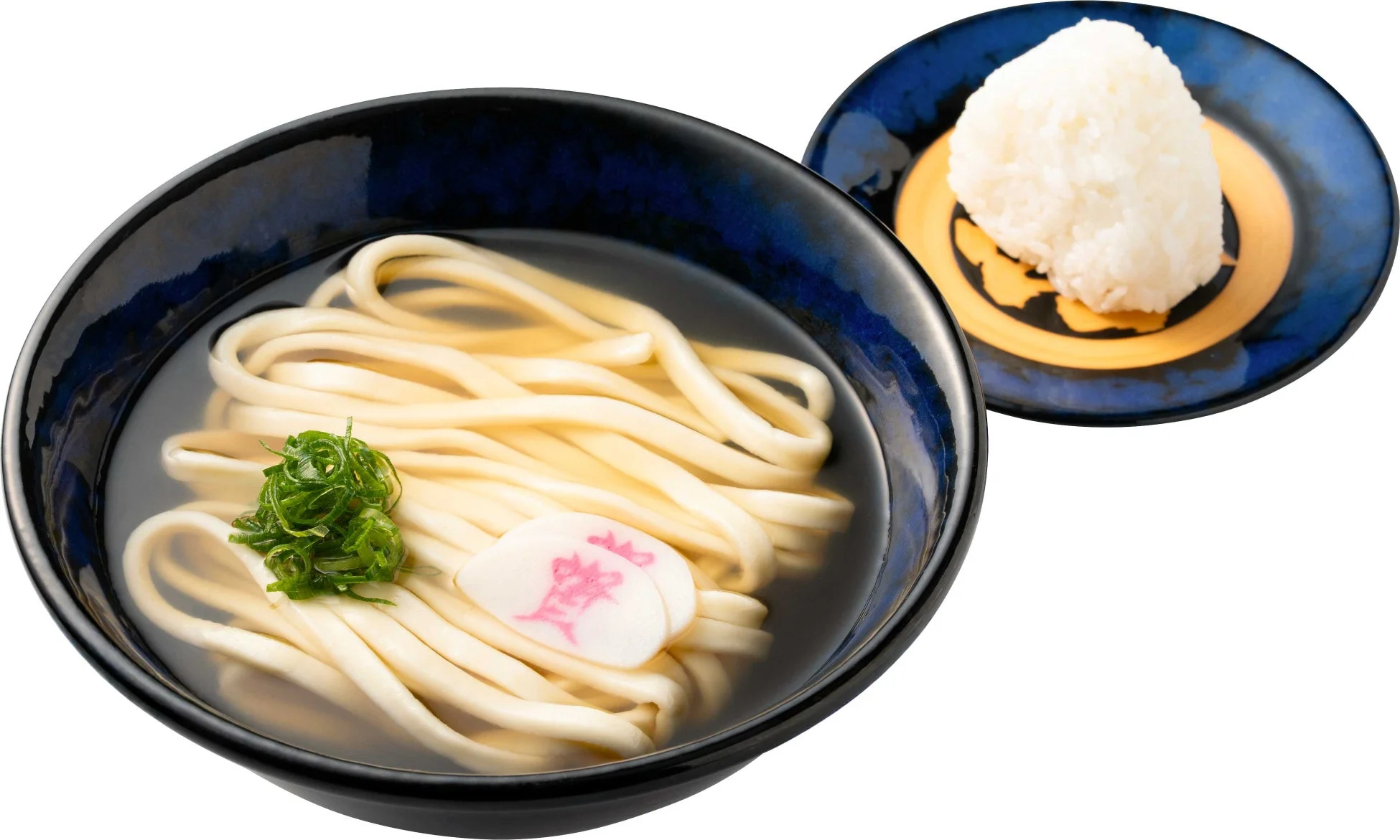 うどんとかまぼこ、ネギが添えられた温かい麺料理と、別皿に盛られた白いおにぎりのセット