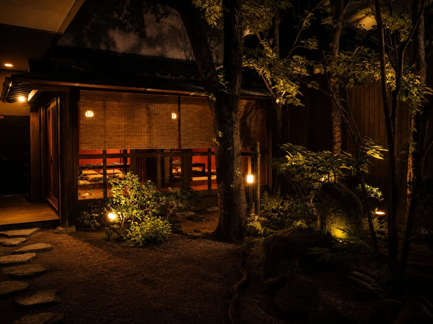 夜の日本家屋と庭園が暖かな光でライトアップされた美しい風景