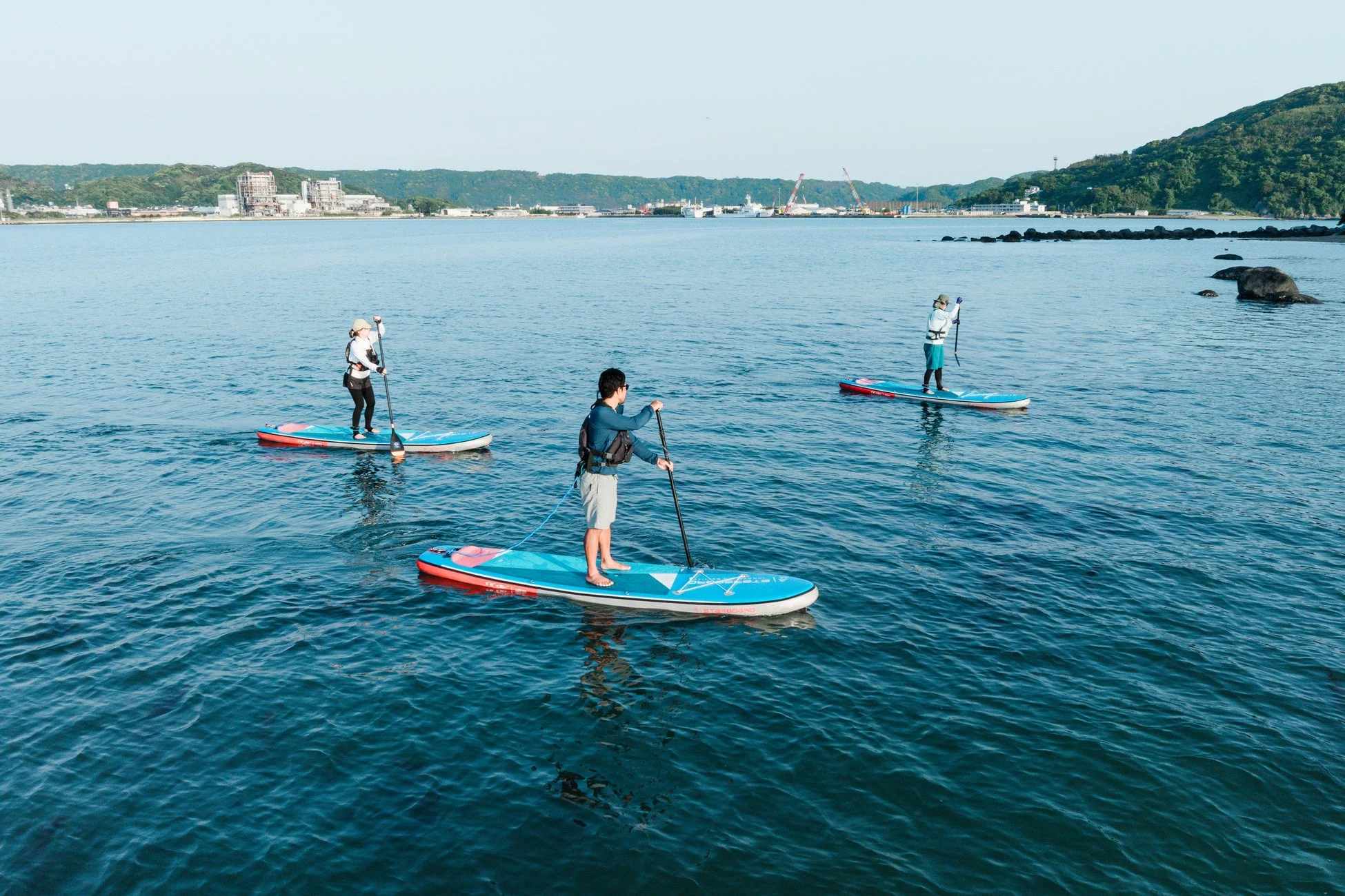 SUPを楽しむ人々