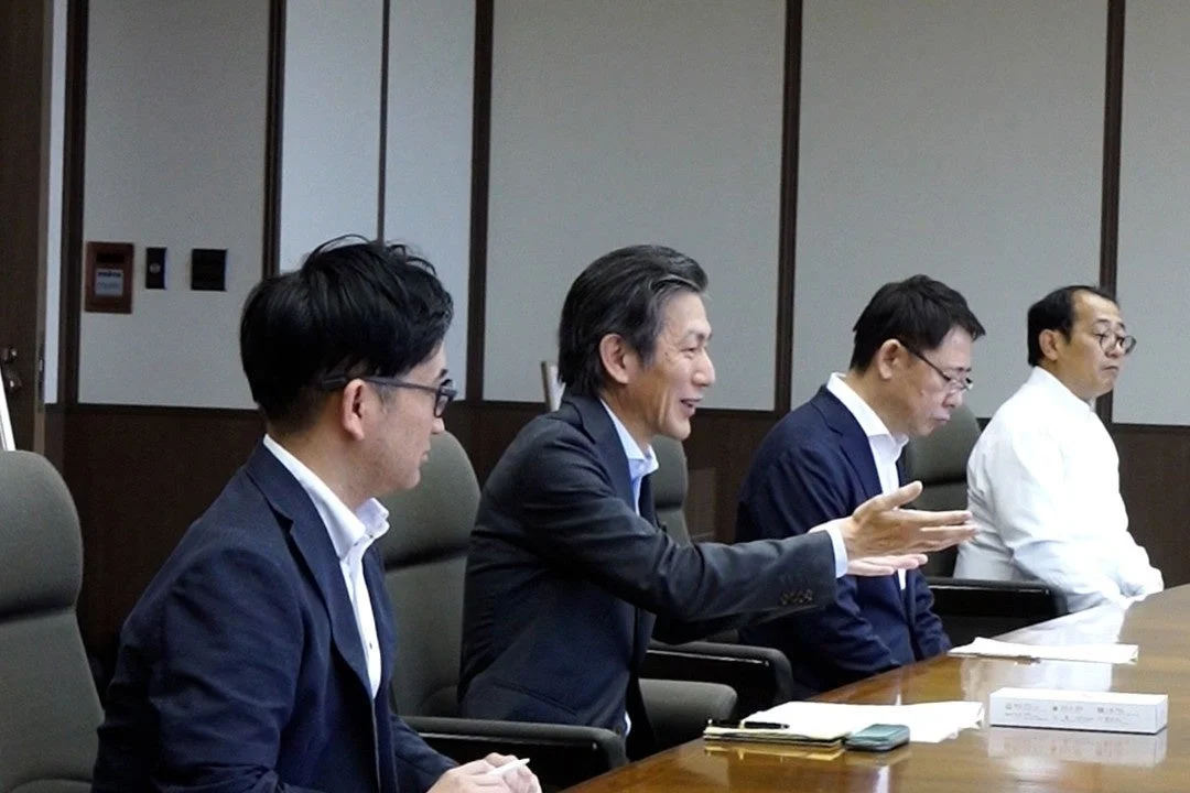 会議室での議論風景