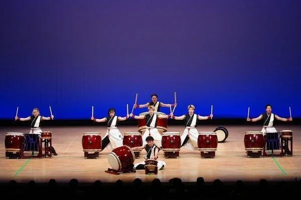 和太鼓を力強く演奏する福岡大学和太鼓部「鼓舞猿」のメンバー