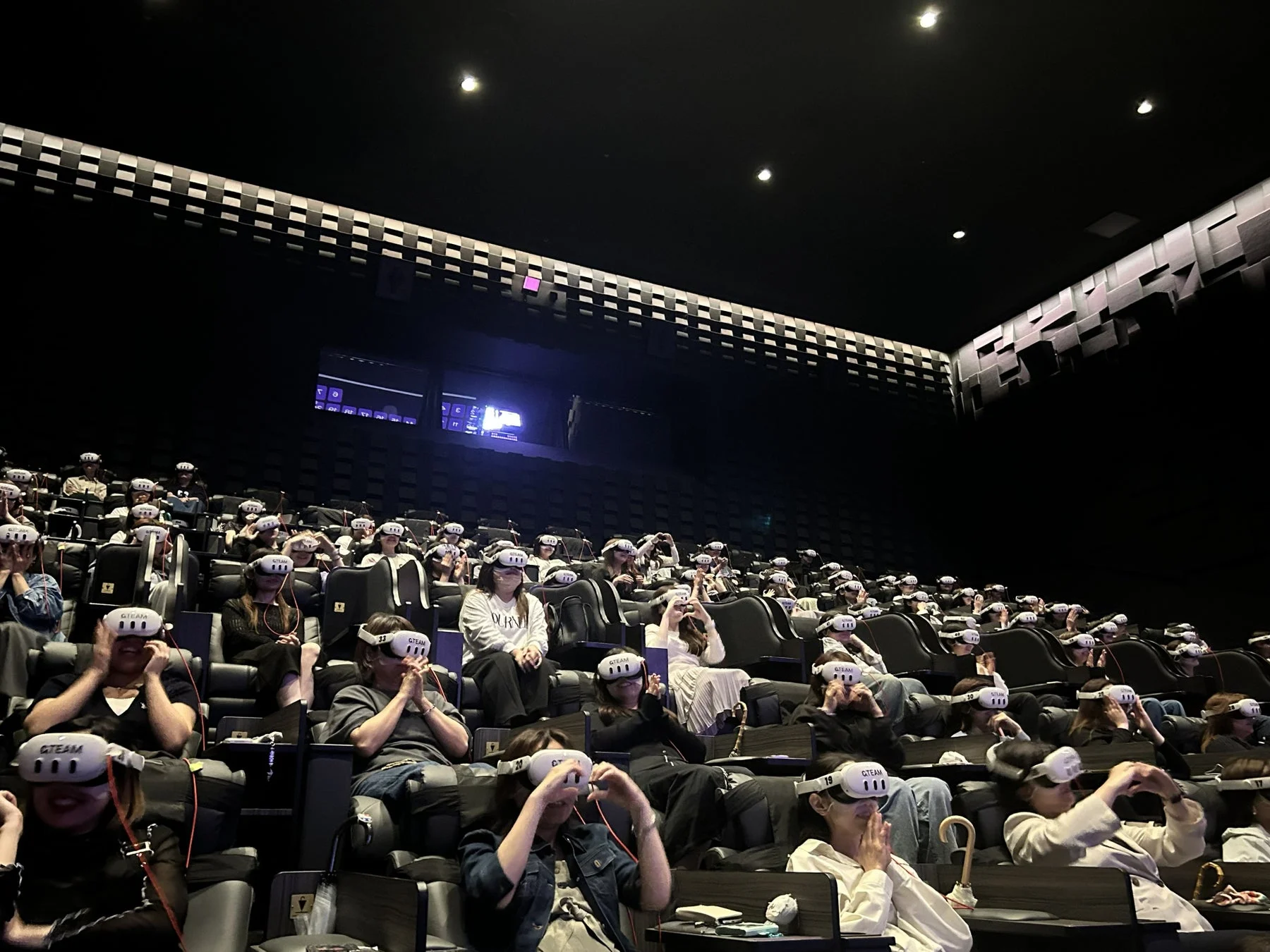 VR体験中の観客