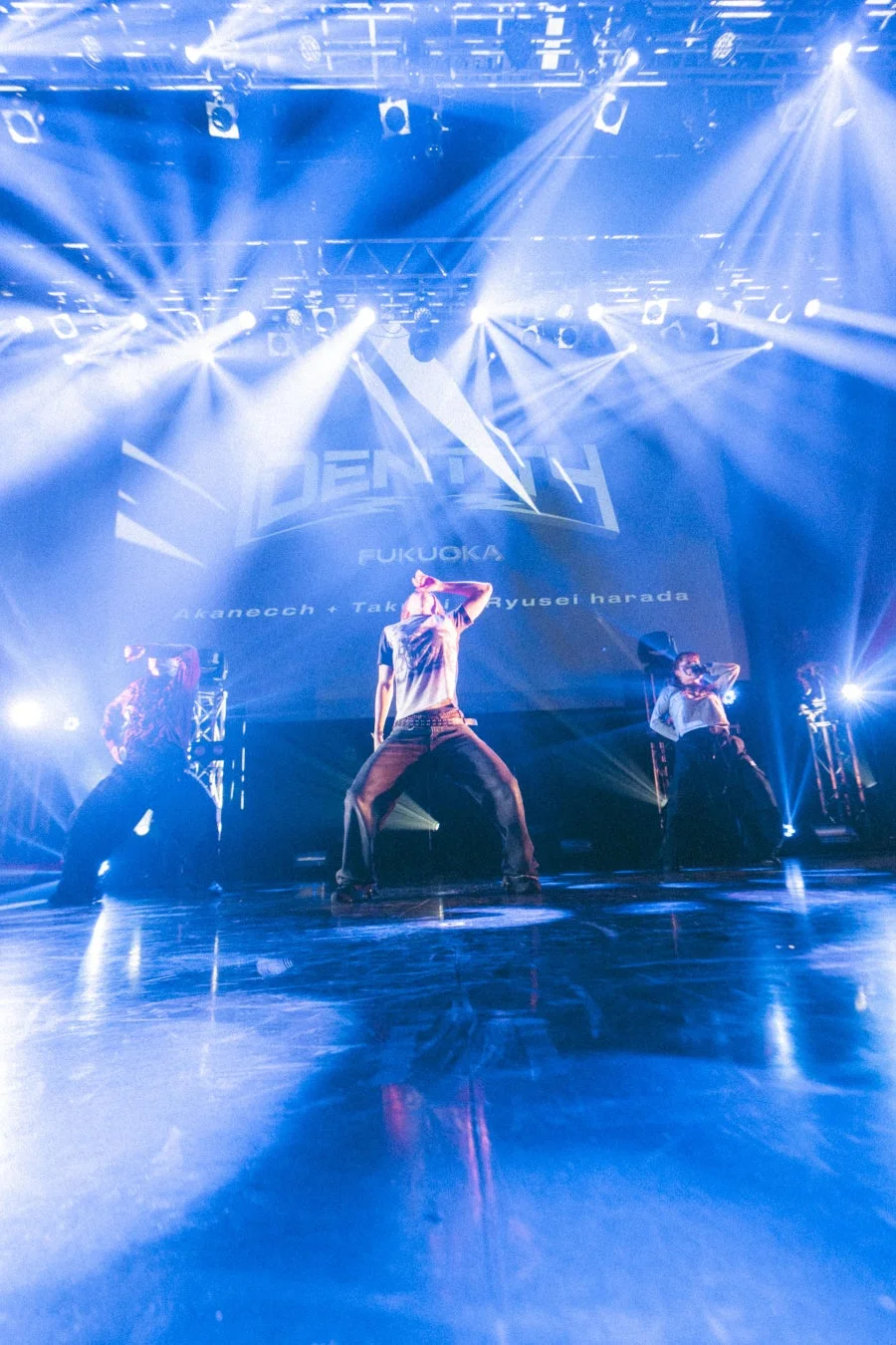 青い照明の中で力強く踊るMORE THAN EVERのメンバー