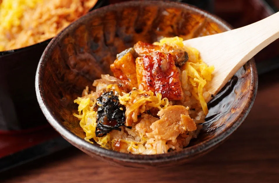 うなぎの蒲焼き、錦糸卵、鶏肉などが乗った豪華なご飯のクローズアップです。