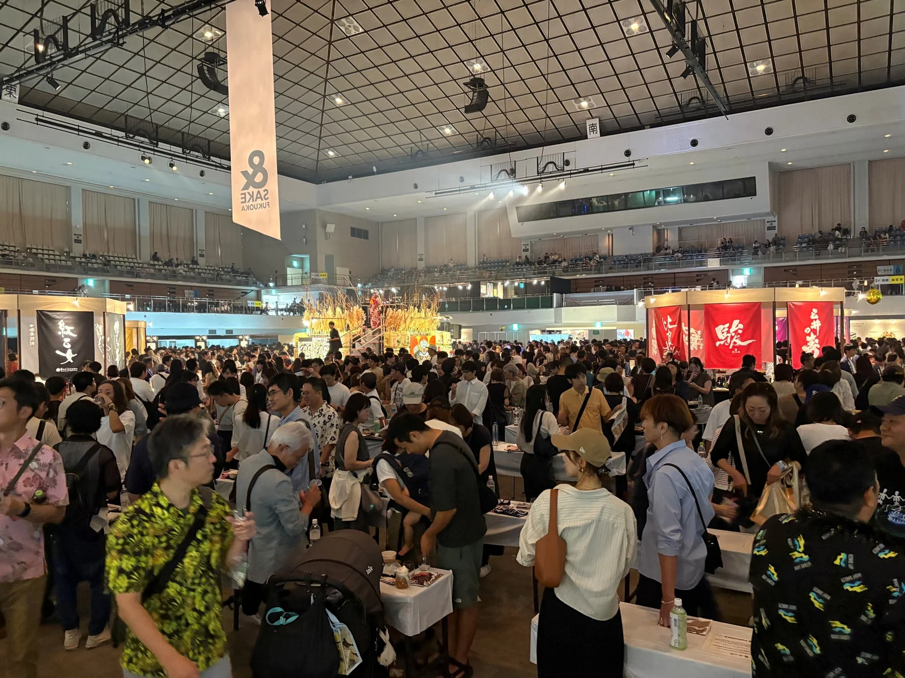 多くの来場者で賑わう屋内イベントの様子