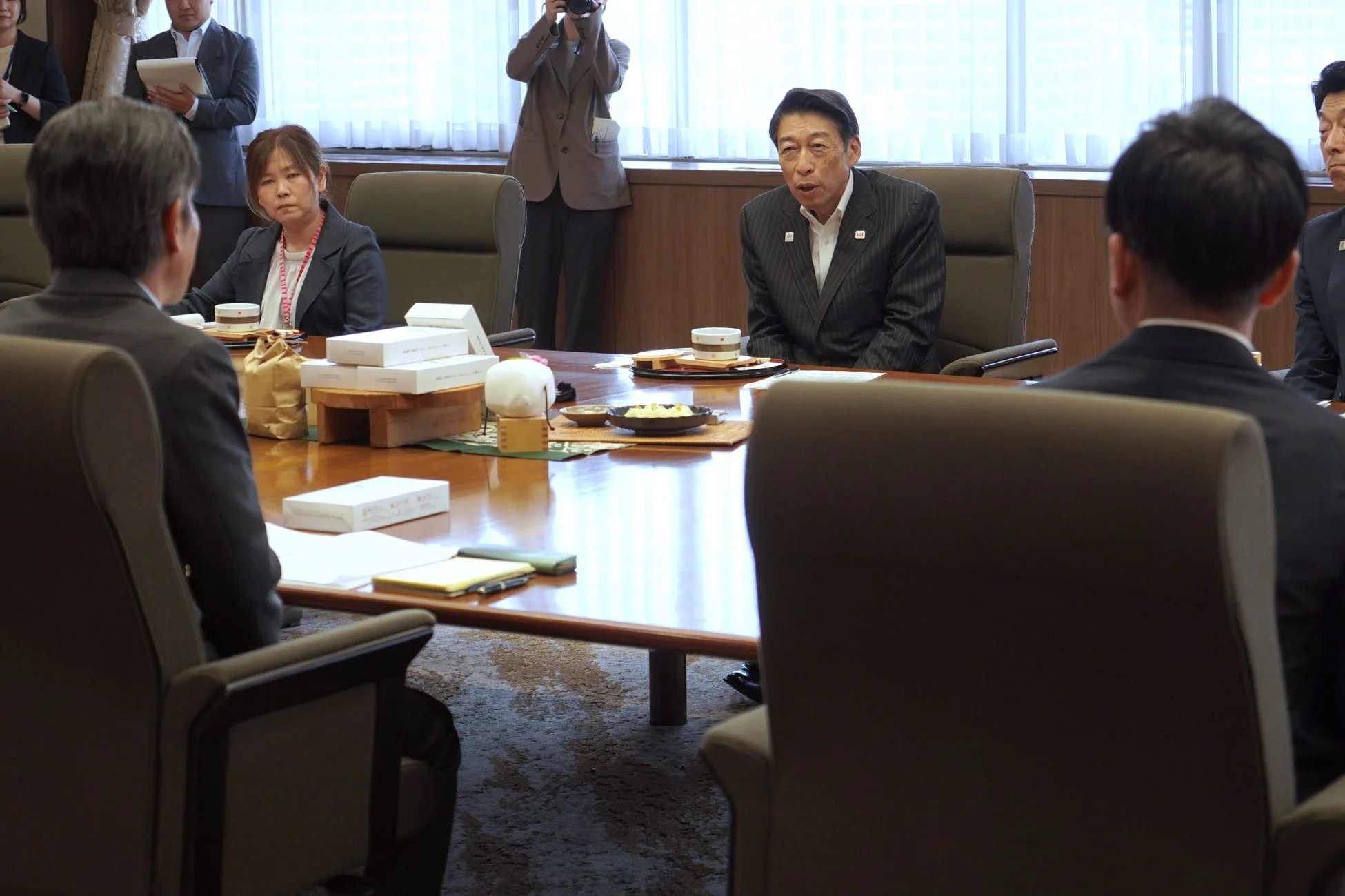 会議室での会合風景