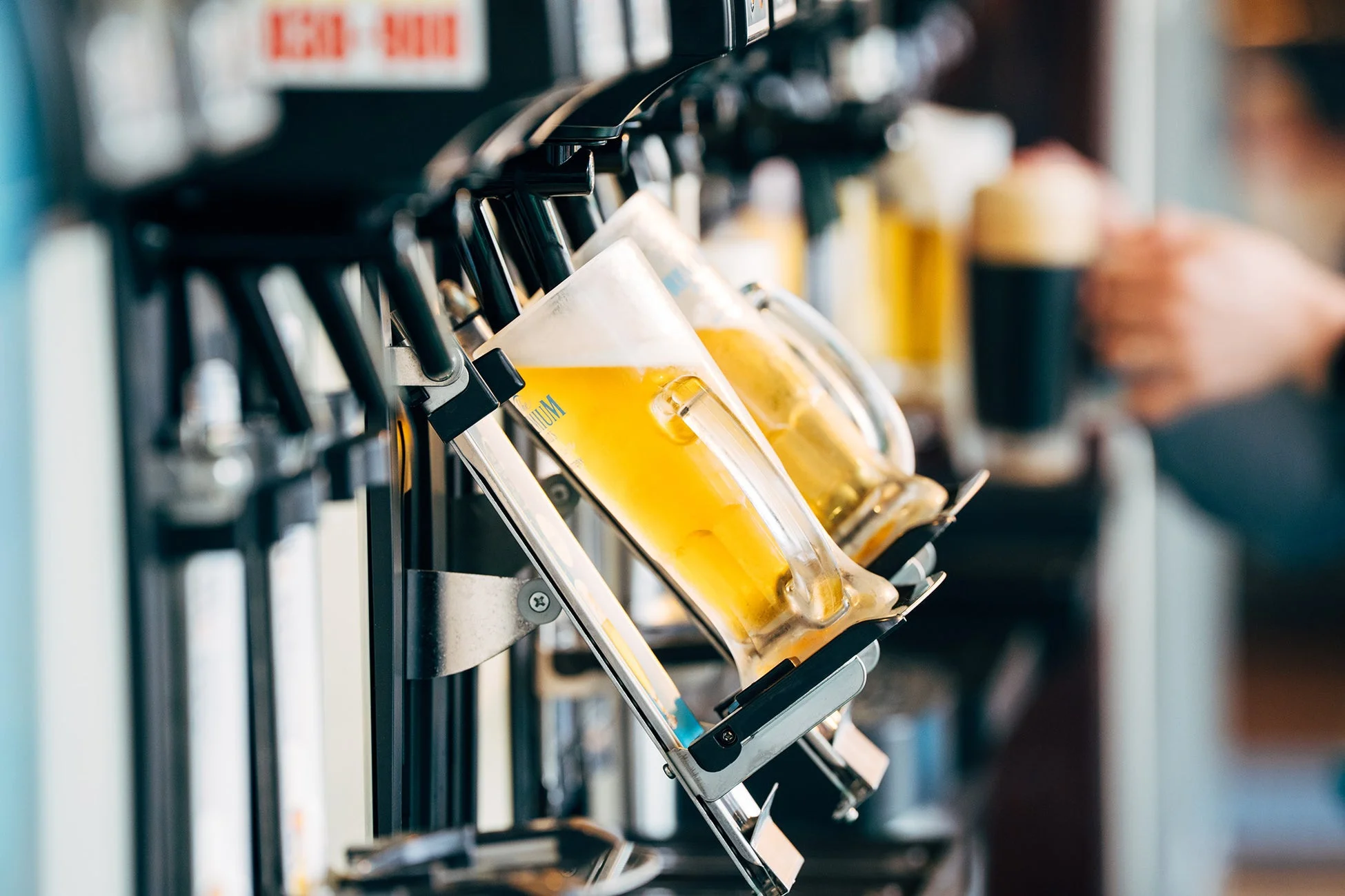 ビアサーバーから注がれる生ビール