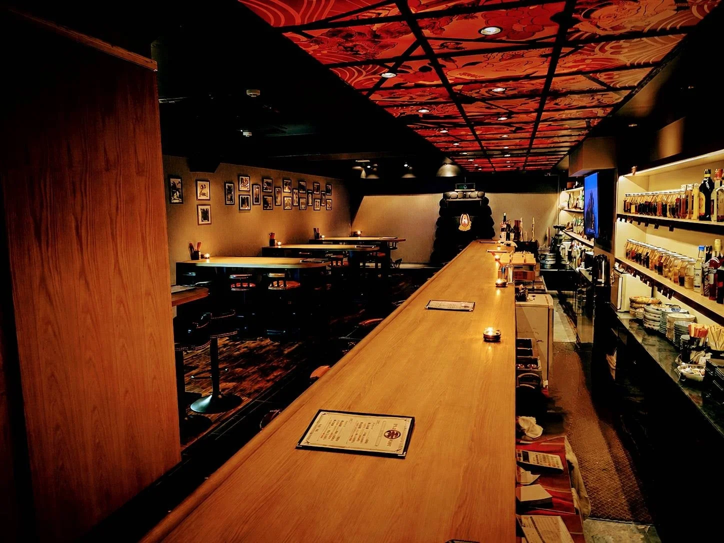 ナカス天地下サカバの店内