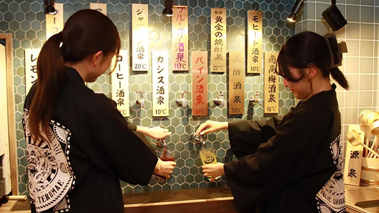 蛇口からお酒を注ぐ「酒泉体験」の様子