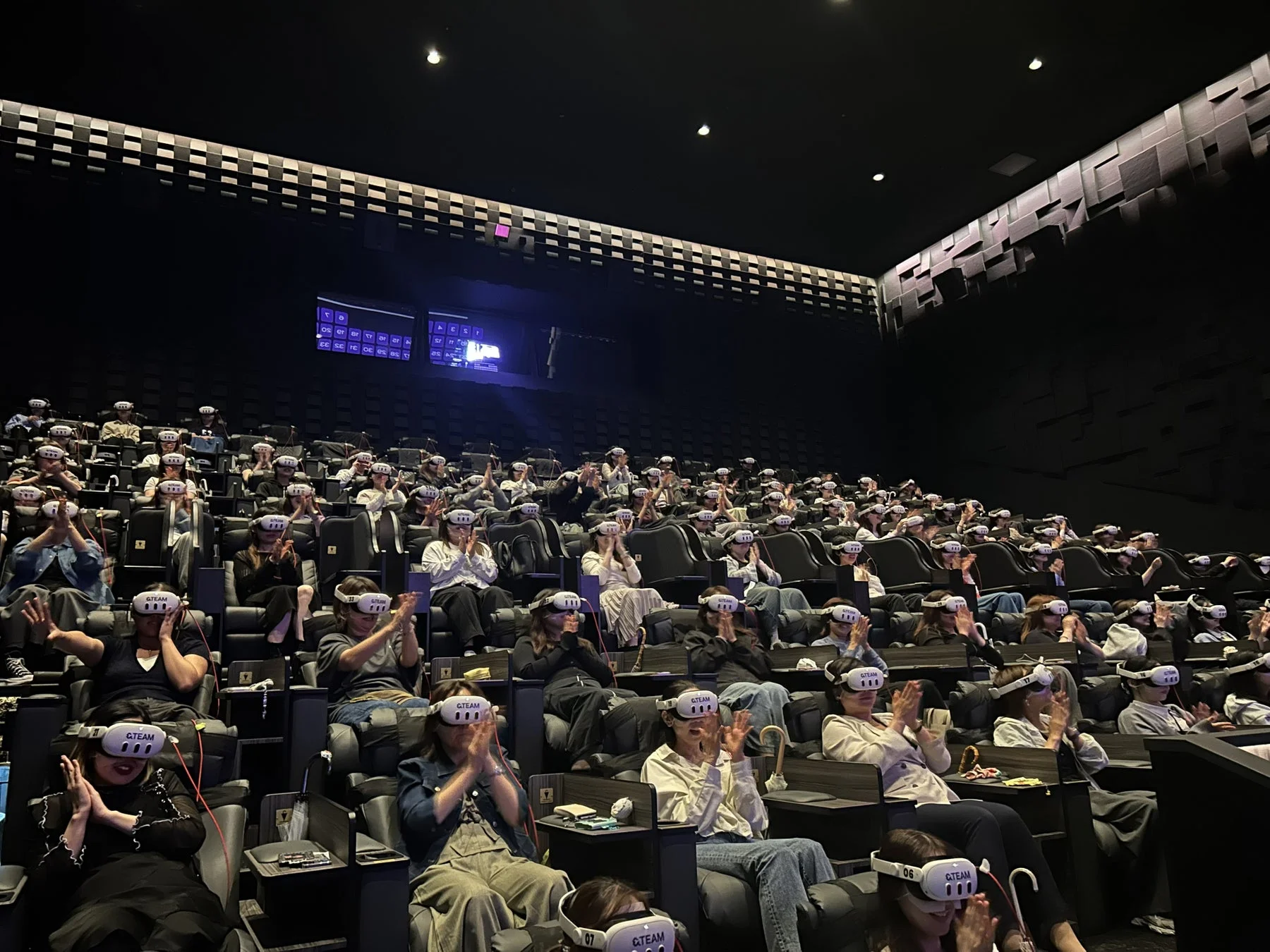 VR体験中の観客、別アングル