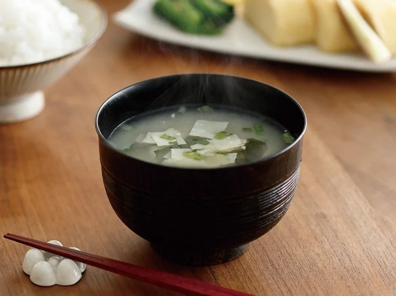 湯気が立つ温かい味噌汁