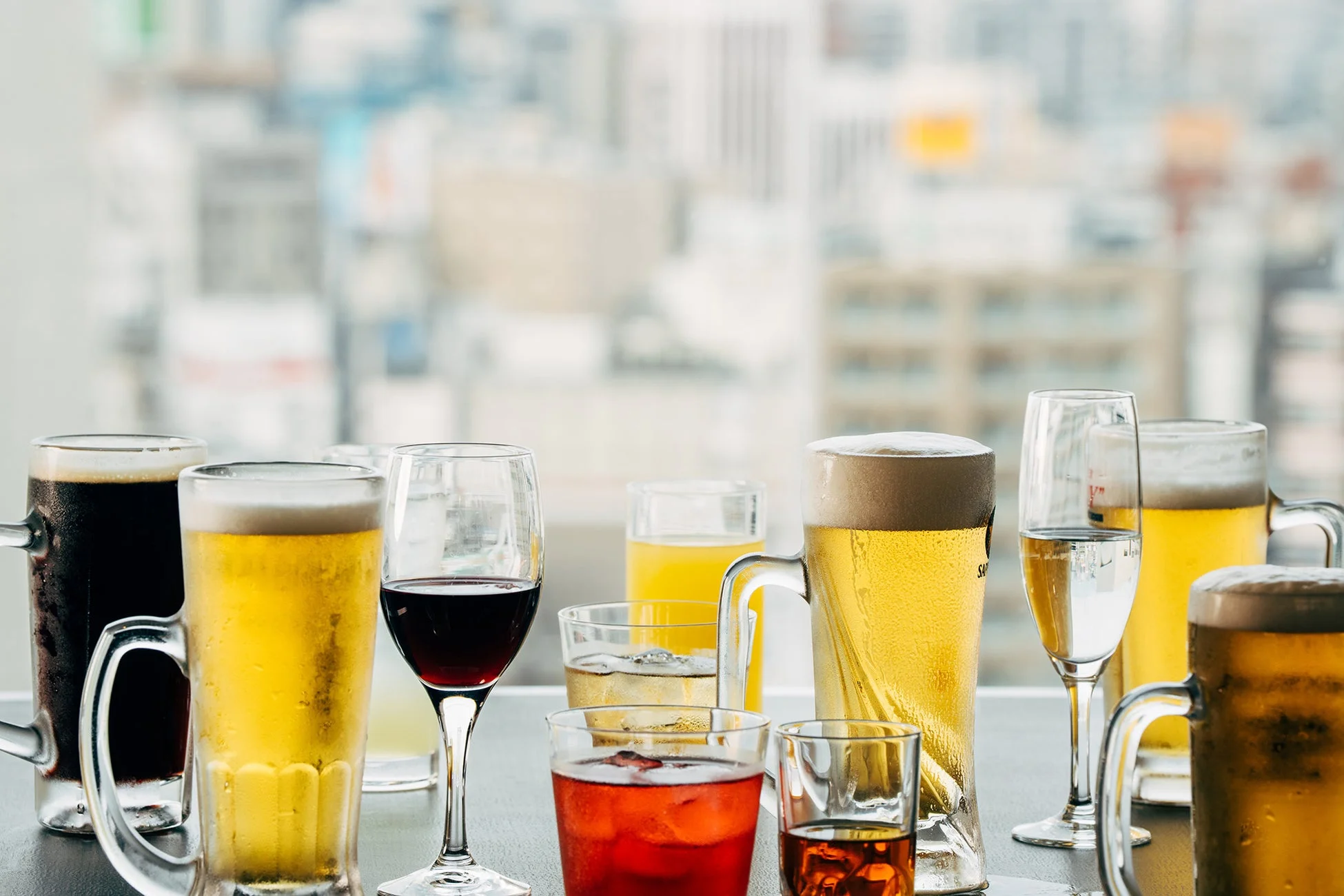 多様なドリンクが並ぶテーブル