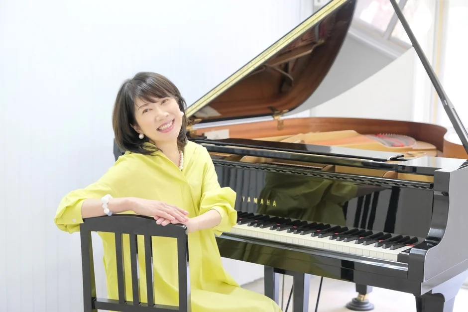 ピアノを弾く女性