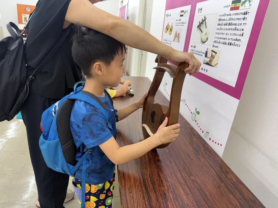リラに触れる子供
