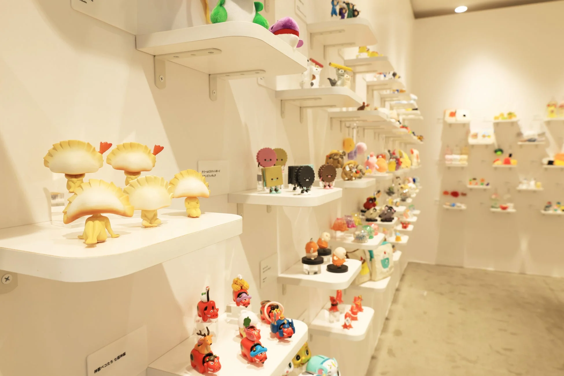 歴代200点以上のカプセル商品展示