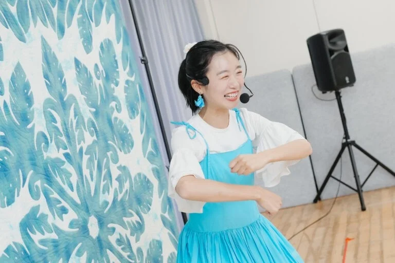 ダンスを披露する女性