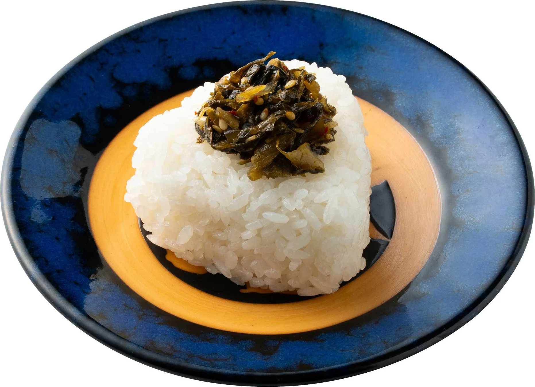 青とオレンジの和風の皿に盛られた、ハート型に握られた白いご飯。ご飯の上には、ごまや唐辛子が入った濃い緑色の佃煮が添えられています。