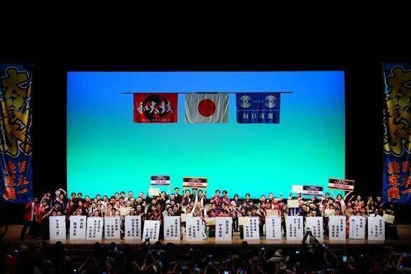 「太鼓祭 全国七人制和太鼓選手権大会」のステージに集合した福岡大学和太鼓部「鼓舞猿」のメンバー
