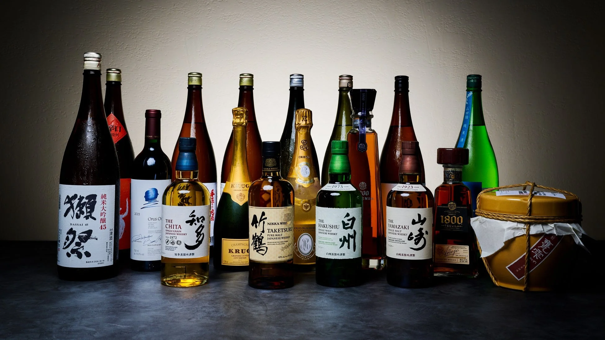 日本酒、ウイスキー、シャンパンなど多様なアルコール飲料