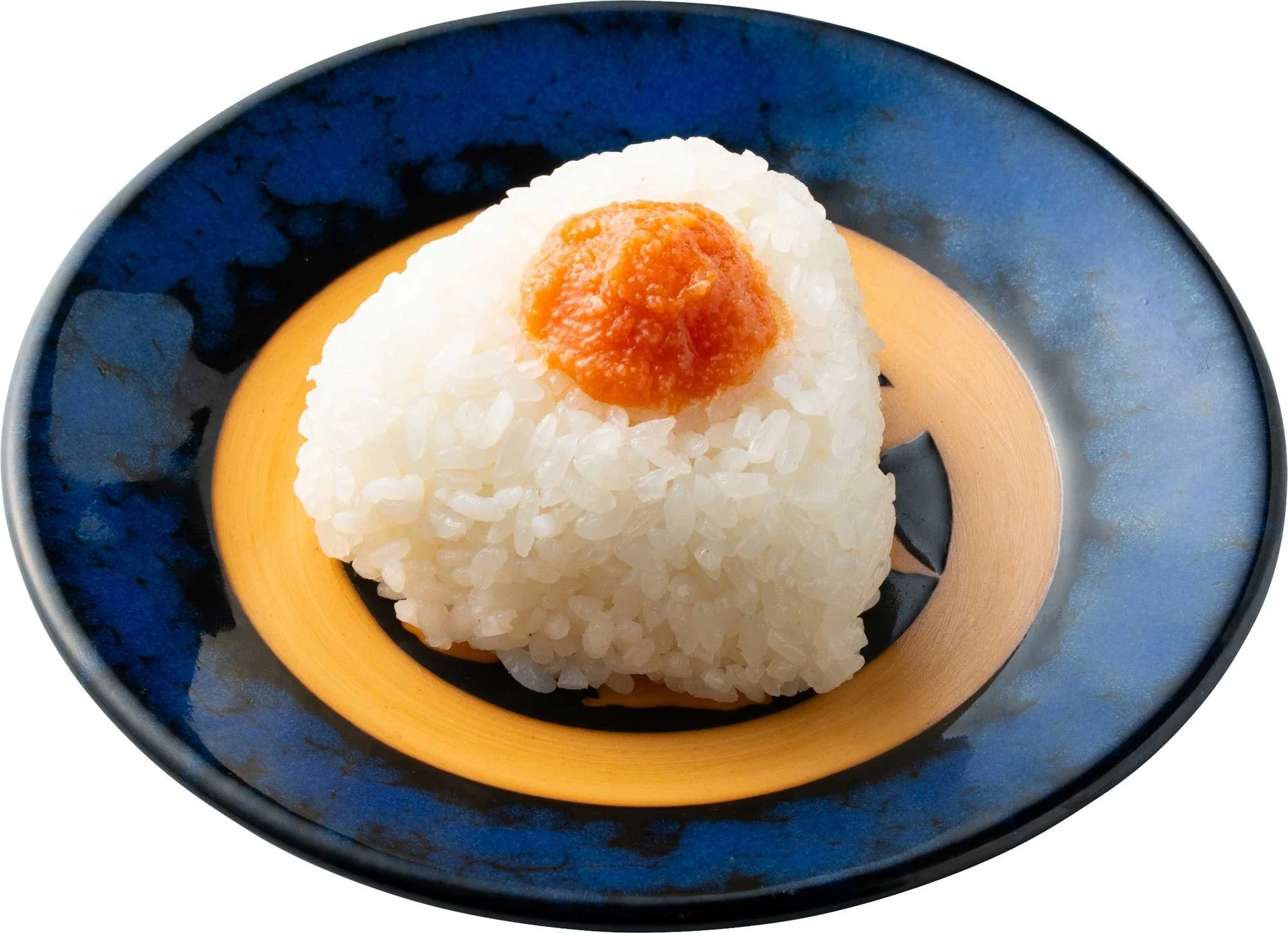 青とオレンジの模様が特徴的な皿に盛られた、白いご飯の三角おにぎり。おにぎりの頂点には、オレンジ色の辛子明太子のような具材がたっぷりと乗せられている。