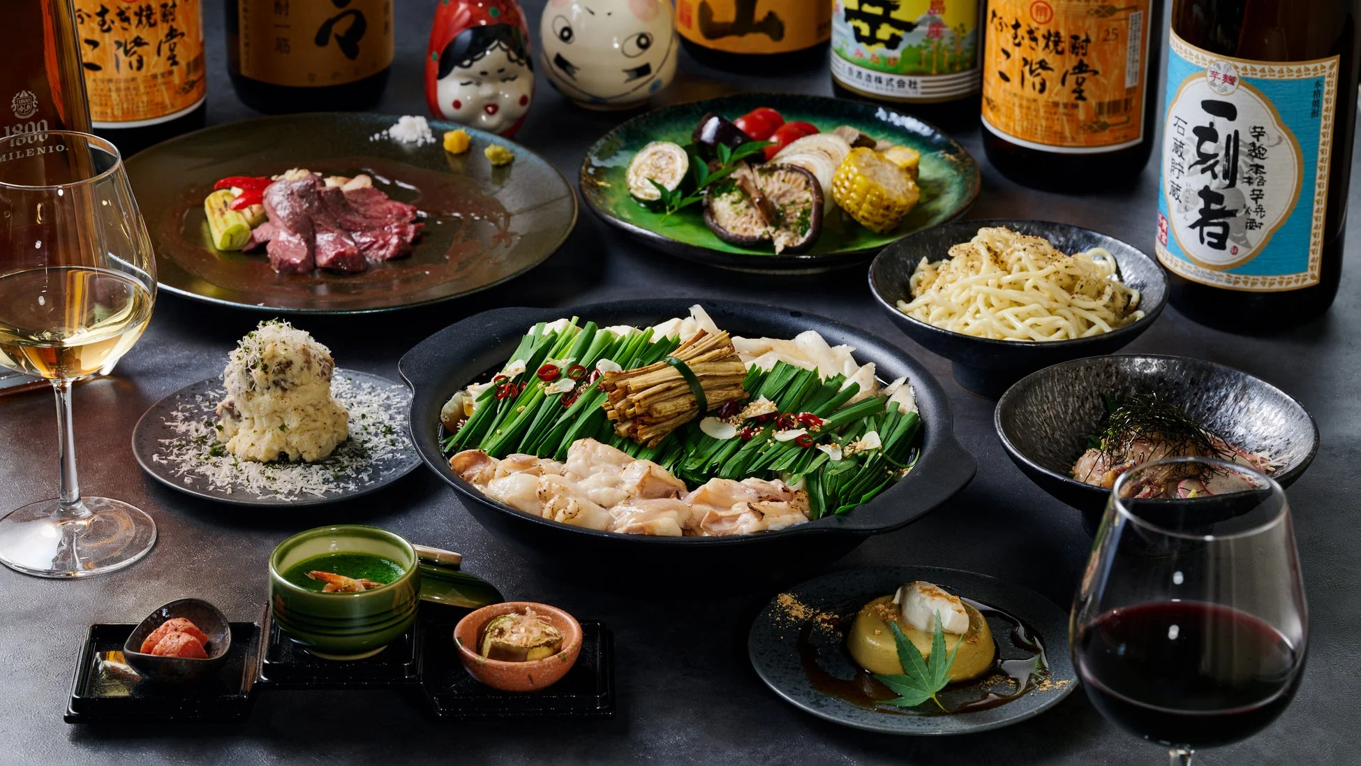 もつ鍋や刺身、ローストビーフなどが並ぶ豪華な食卓