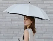 女性と白い傘の画像