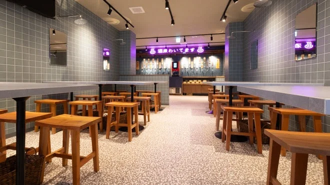 モダンな内装のバーまたは居酒屋の店内
