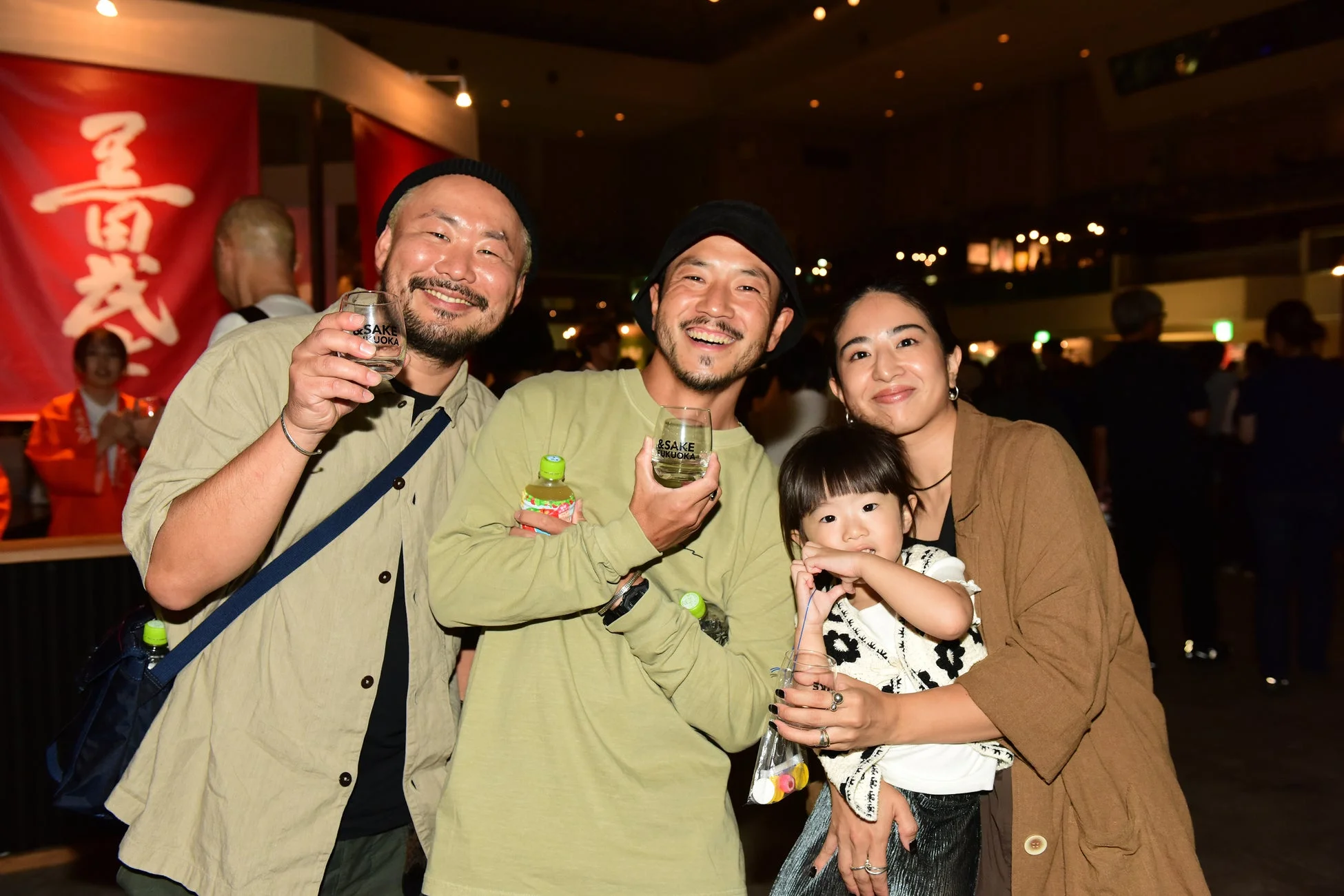 賑やかなイベント会場で、笑顔でポーズをとる人々