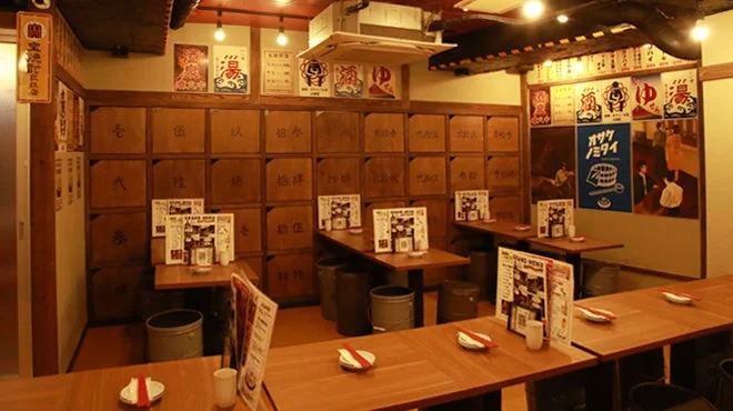 銭湯をテーマにしたレトロな居酒屋の店内