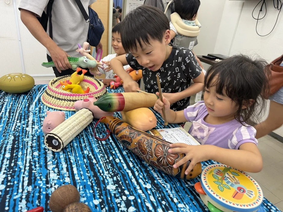民族楽器で遊ぶ子供たち