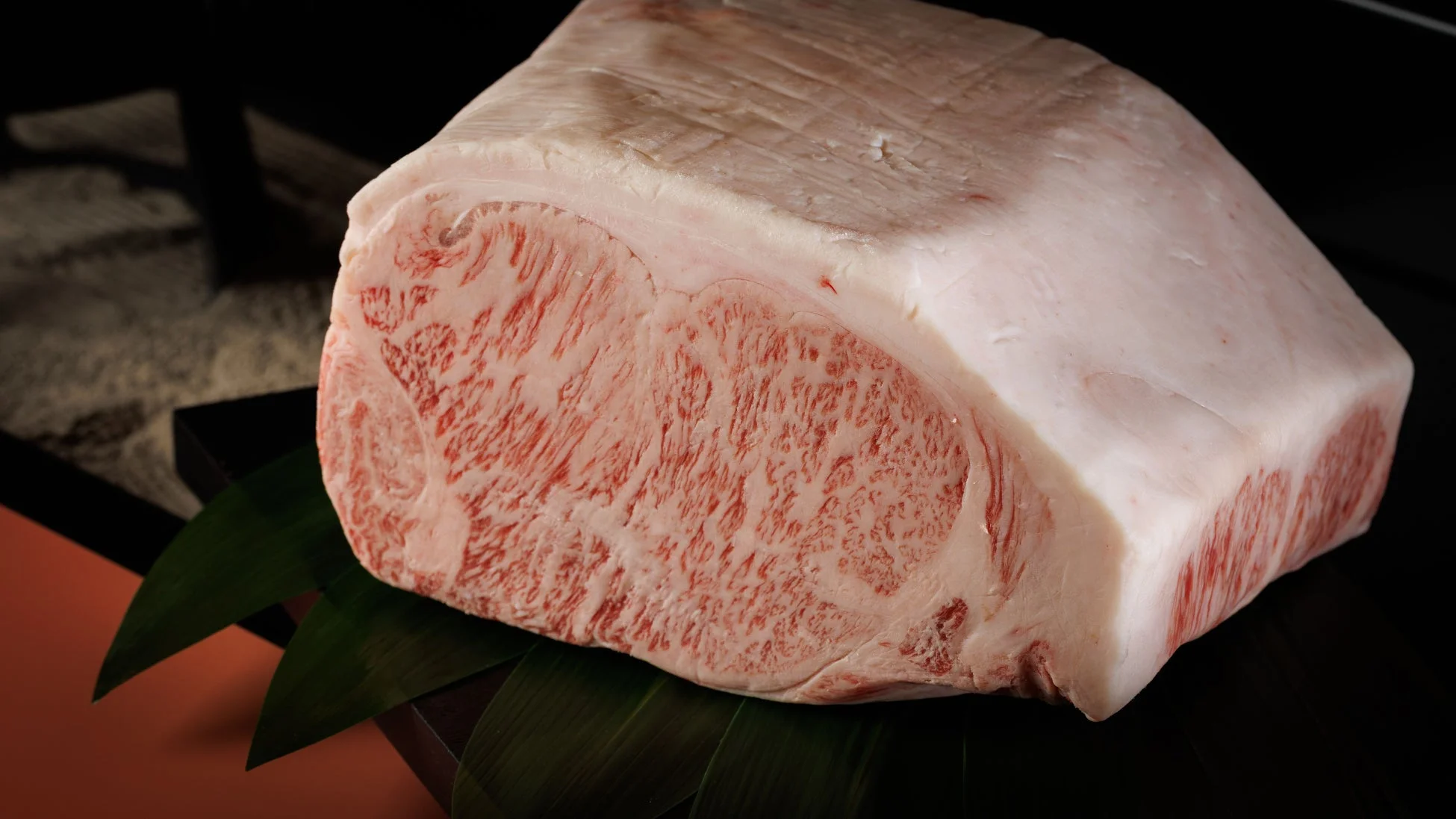 美しい霜降りの入った高級な牛肉の塊