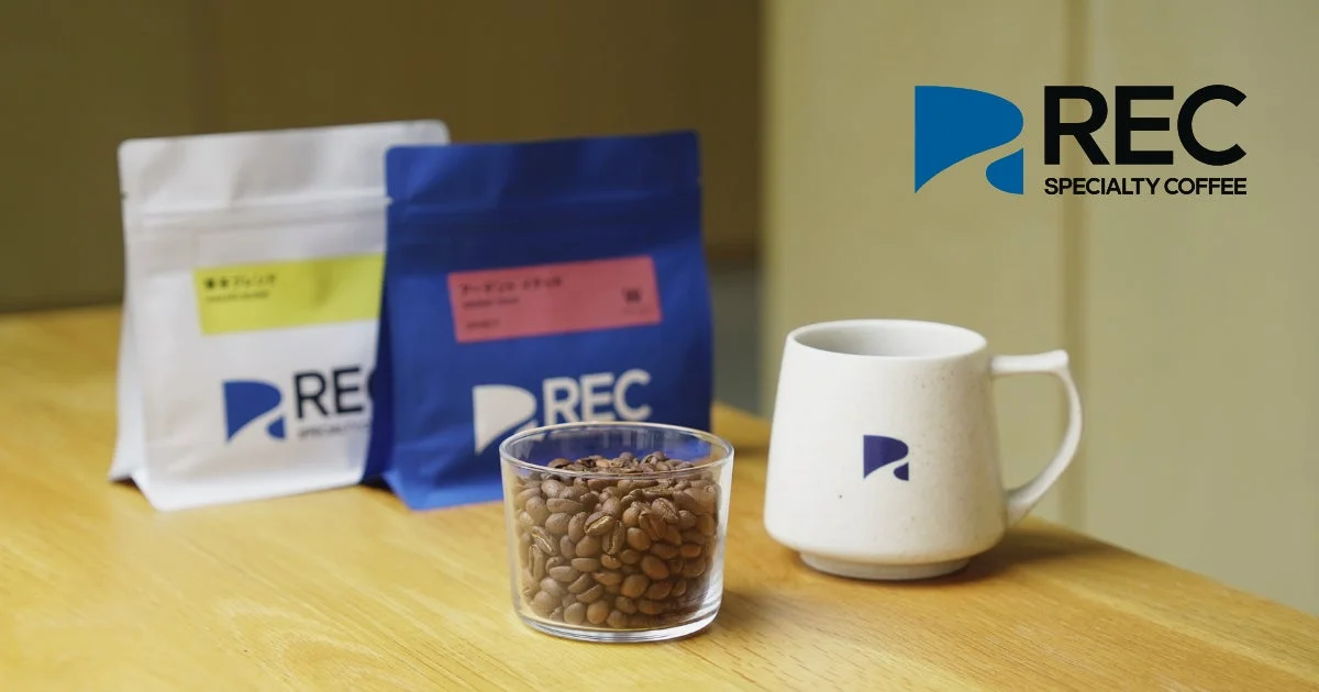 REC COFFEEのコーヒー豆とマグカップ
