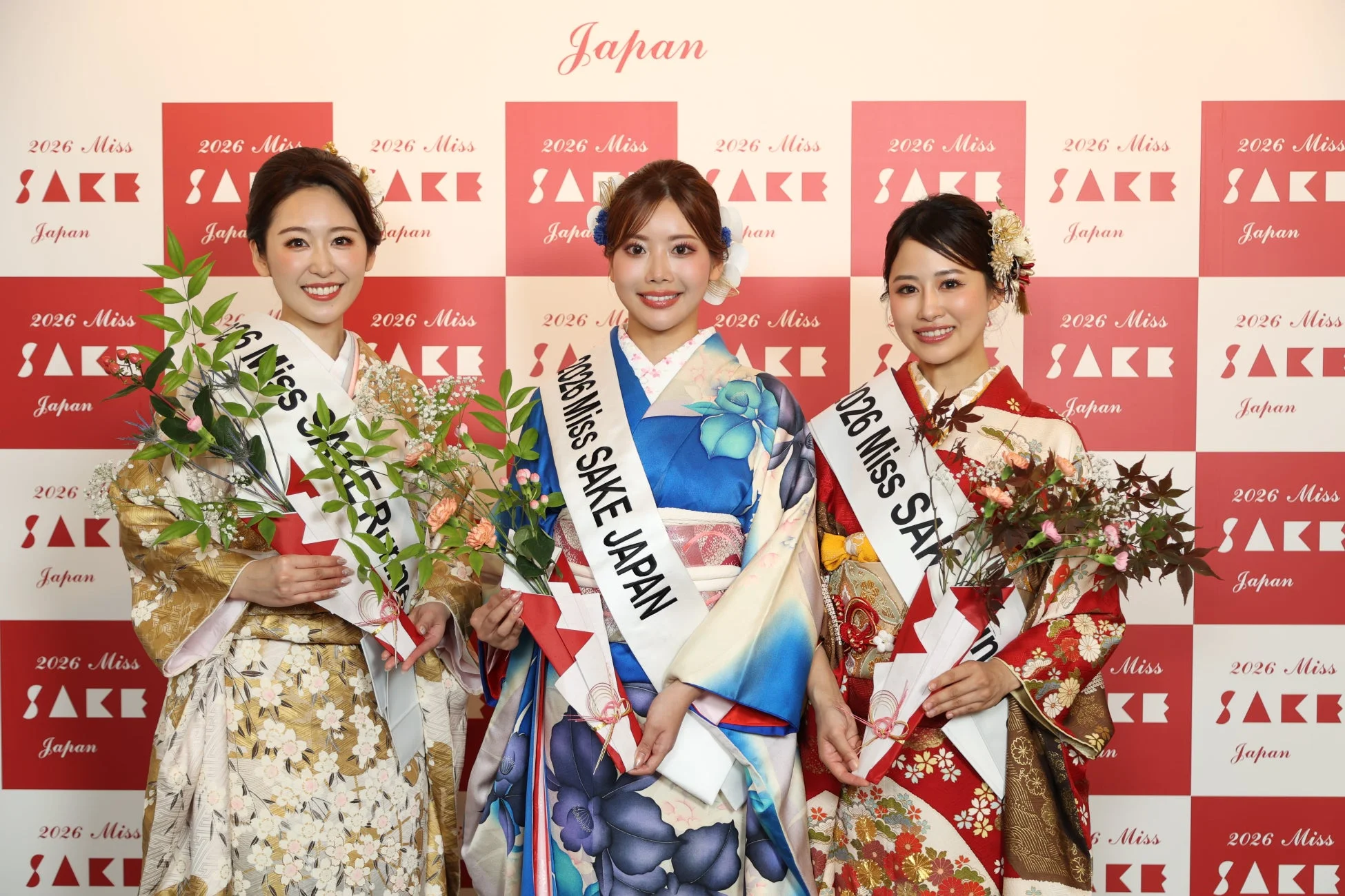 2026 Miss SAKE Japanのグランプリ受賞者が着物姿でポーズをとる様子
