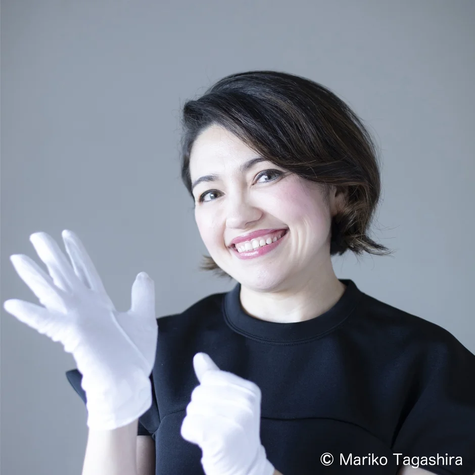 笑顔の女性アーティスト