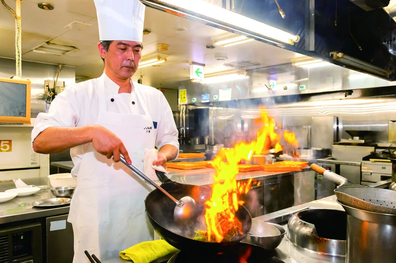 中華鍋を振る料理人