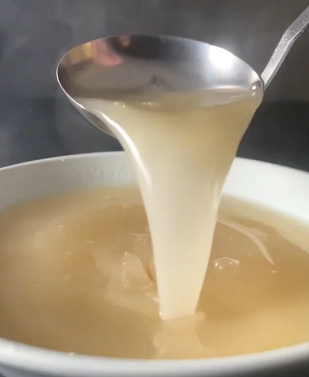 温かいスープを注ぐ様子