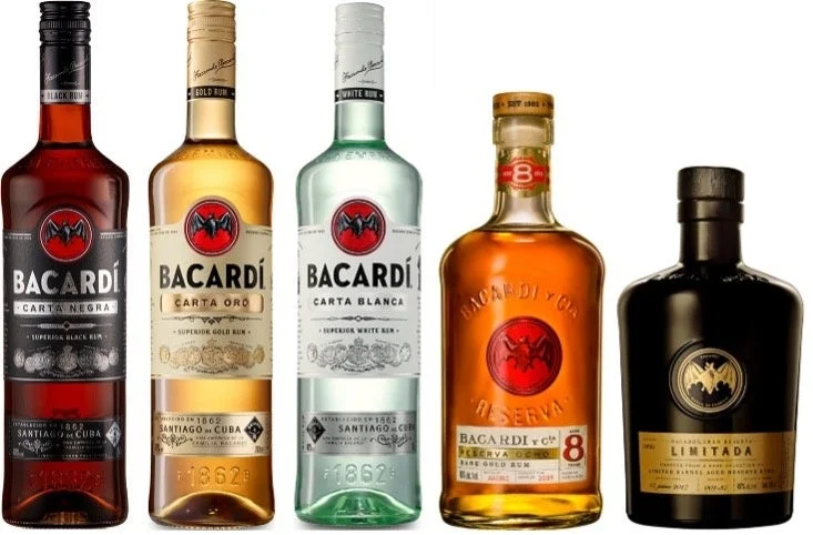 バカルディの様々な種類のラム酒ボトルが5本並べられた画像です。