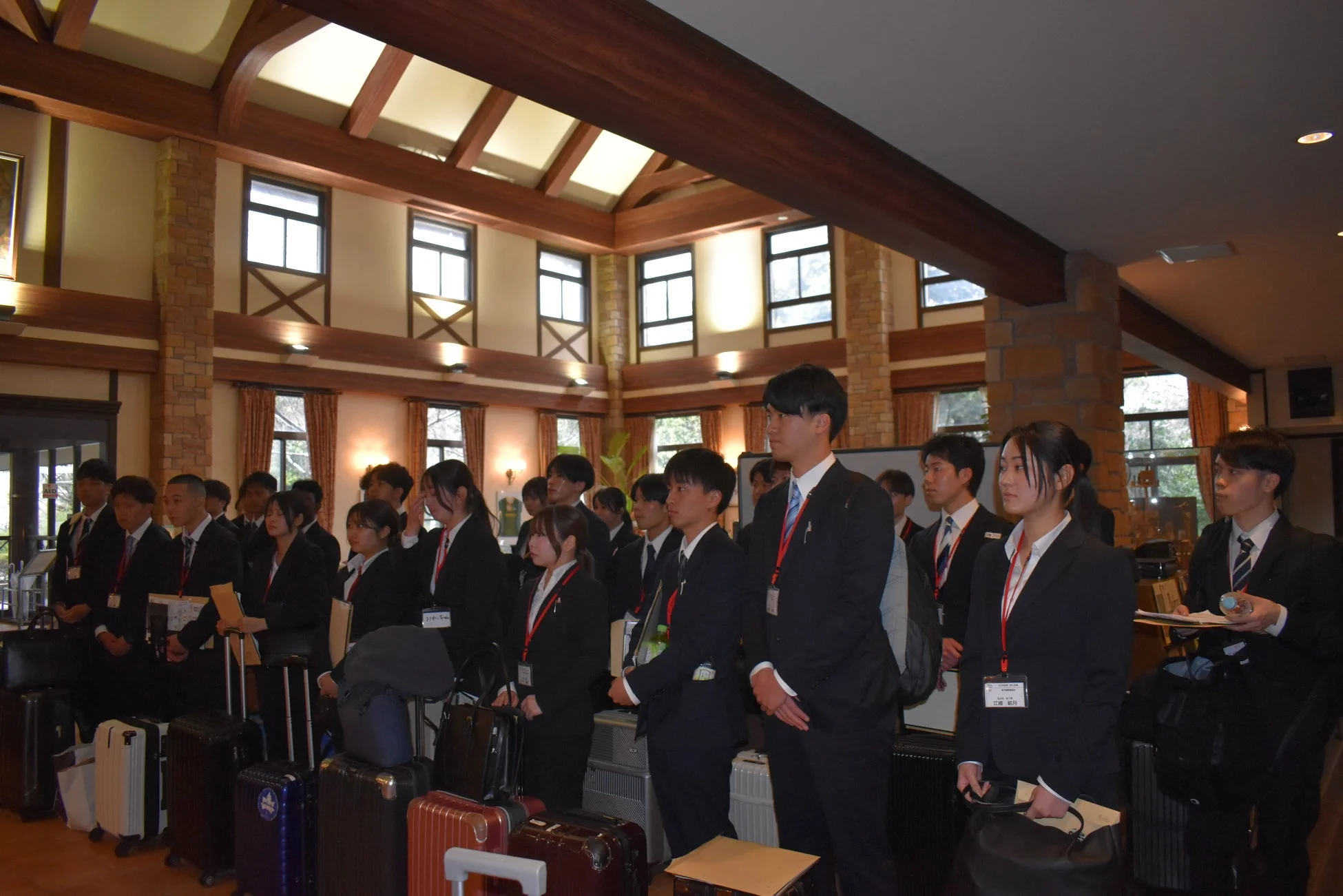 学生、スーツ、研修、イベント、ホテル、ロビー、集団、若者、荷物、キャリーケース、名札、出発、到着、日本人