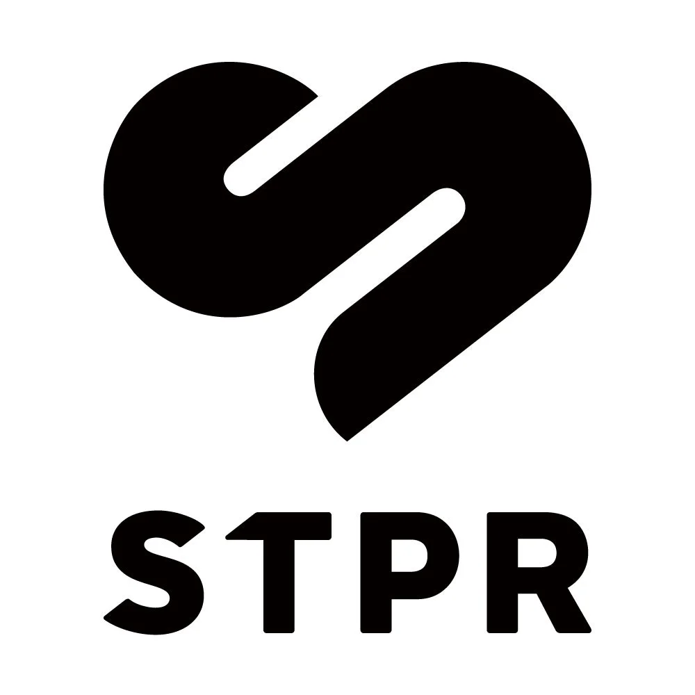白地に黒い抽象的なS字またはハートのようなロゴと「STPR」の文字が配置された、シンプルで現代的なデザインの画像です。
