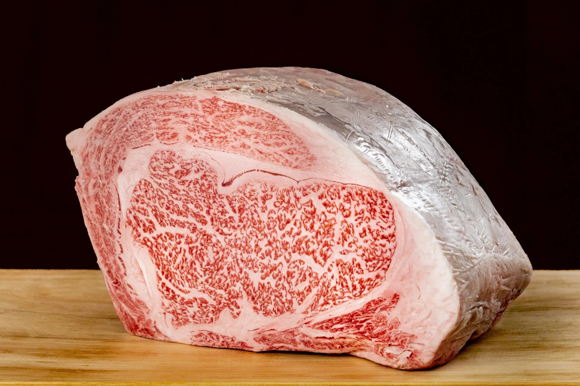 見事な霜降りが特徴の高級和牛の塊肉