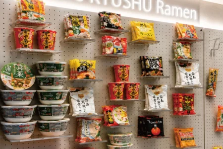 新宿に九州の新たな魅力発信拠点が登場：インスタントラーメン無人販売所と100樽熟成焼酎の体験型酒場