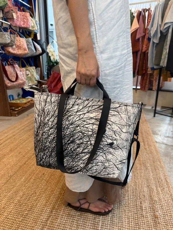枝模様が特徴的な白黒のトートバッグ
