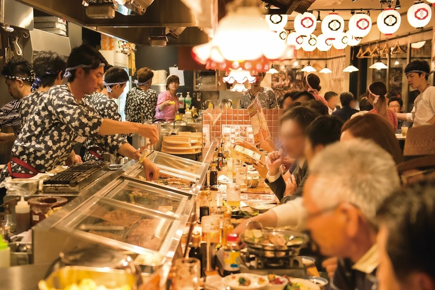 賑やかな日本の居酒屋のカウンター席