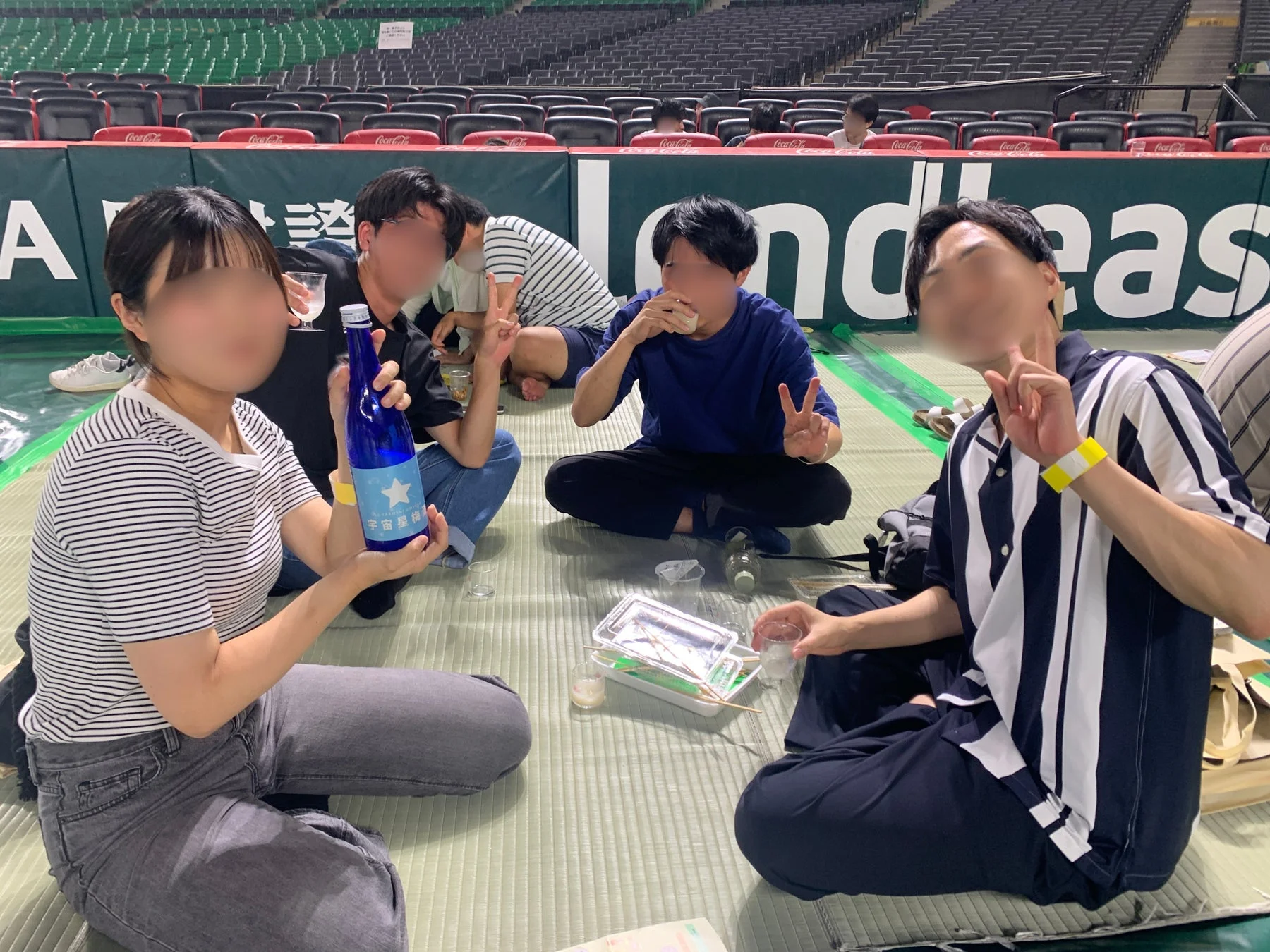 スタジアムで飲食する友人たち